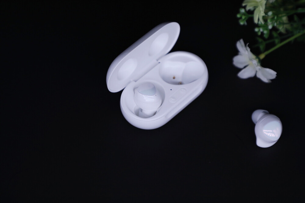 三星Galaxy buds plus 清幽白 真无线耳机国内发售