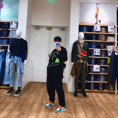 新款上线 精装YH版本 全头层原裁片
艳绿位置为原厂沙钉材质
NikeAir Jordan 1 Low
鞋身采用极具元年气息的凯尔特人装扮，以白色和绿色为主调，侧身Swoosh logo、鞋舌Jumpman logo及后跟飞翼标志采用黑色装扮