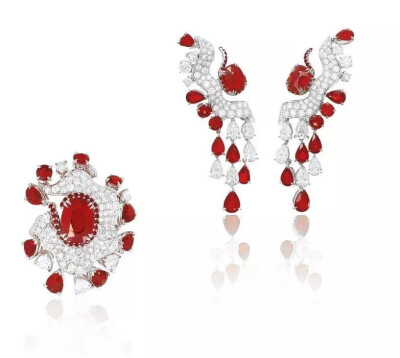 红色系宝石
提及红色系宝石，第一位当然不让，肯定是红宝石啦。作为五大名贵宝石之一，红宝石一直有“宝石之王”的美誉，它历史悠久，市场接受度也已经很成熟。在彩色宝石行业比较成熟的欧洲，红宝石是尊贵和皇权的…