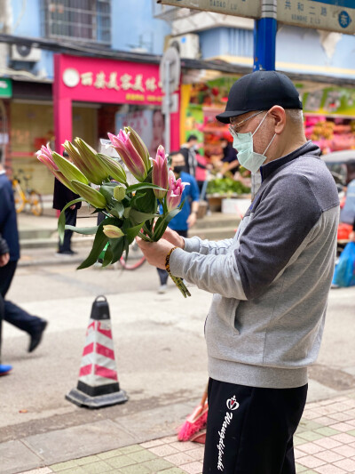 这里是花城，老广州的买花习惯是：阿叔阿婆日常到家门口菜市场买菜，也要带几支用玻璃绳或者报纸扎好的靓百合回去插插。夏天的话就插姜花，过年的话就插剑兰，是充满着烟火气的养花。