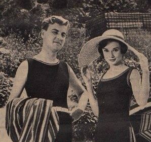 Audrey Hepburn with her brother Ian; Fotocoot with clothes from the 1920s ​