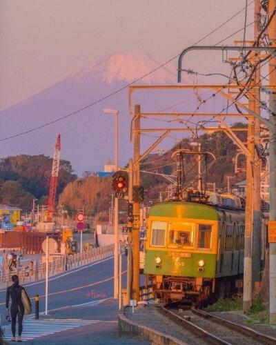 日本镰仓，落日，列车