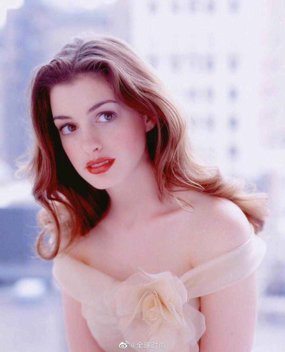 #Anne Hathaway# 娇艳动人的代名词—安妮·海瑟薇。