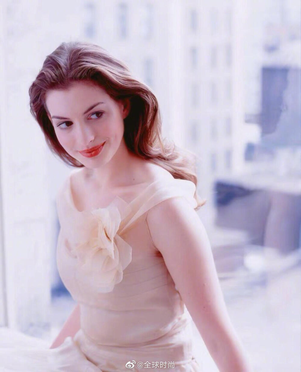 #Anne Hathaway# 娇艳动人的代名词—安妮·海瑟薇。