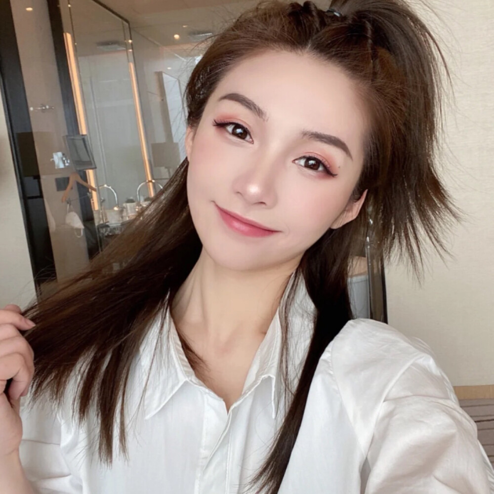 女生头像/御姐女头
林逸瑶