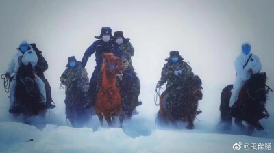 [cp]今年2月的一张照片
人民警察和医务人员骑马前往阿尔泰山区一个偏远牧民居住区进行新冠病毒防疫和知识普及 ​​​[/cp]