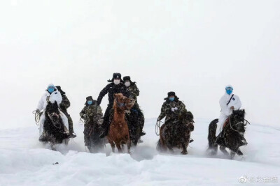 [cp]今年2月的一张照片
人民警察和医务人员骑马前往阿尔泰山区一个偏远牧民居住区进行新冠病毒防疫和知识普及 ​​​[/cp]