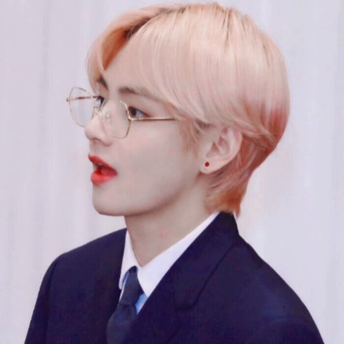 宋晚年
原截:程佳怡
滤镜:梓熙
这个是金泰亨嘛 还挺帅的