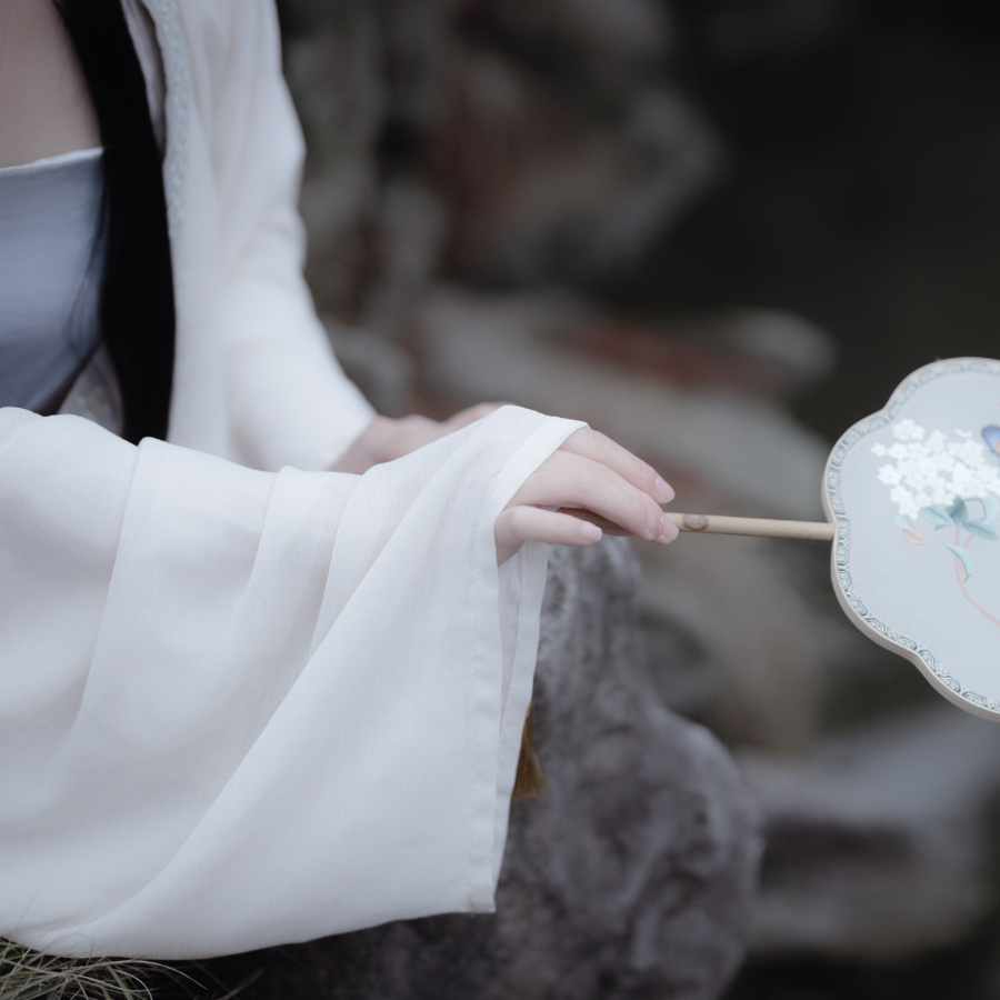 你似春风百花闻，一掠山河万木生。
秦软玉の自截
汉服女头/部位女头