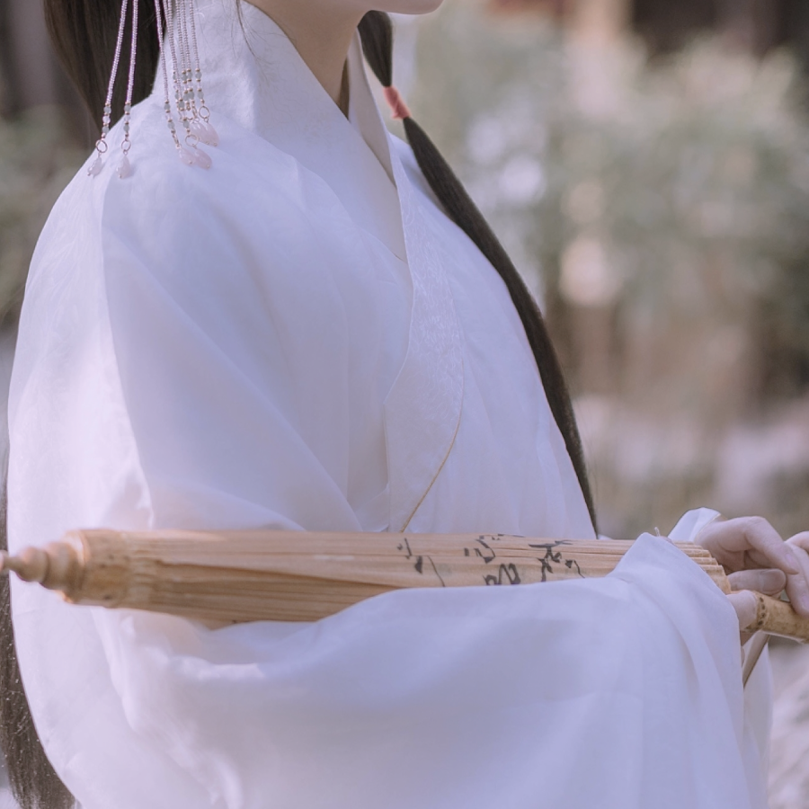 你似春风百花闻，一掠山河万木生。 ​​
秦软玉の自截
汉服女头/部位女头