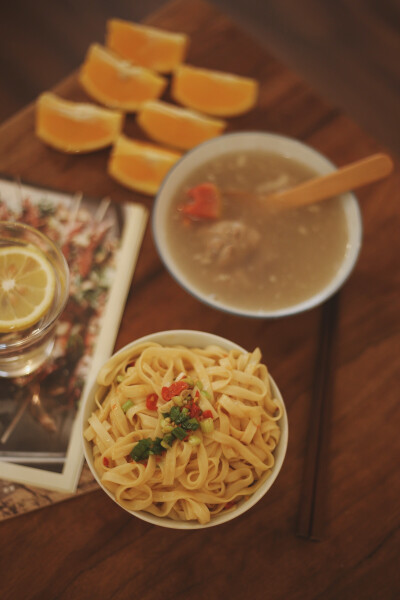 私藏拌面食谱，三分钟快手午餐。
我算是很爱吃面食的南方人，面条方便快捷，做法多样，做主食每天吃都不腻。分享以下三种做法哟！
猪油拌面：
1、面焯熟（水开下锅、沸两轮即熟）
2、趁热加一汤勺猪油、多半勺辣酱、…