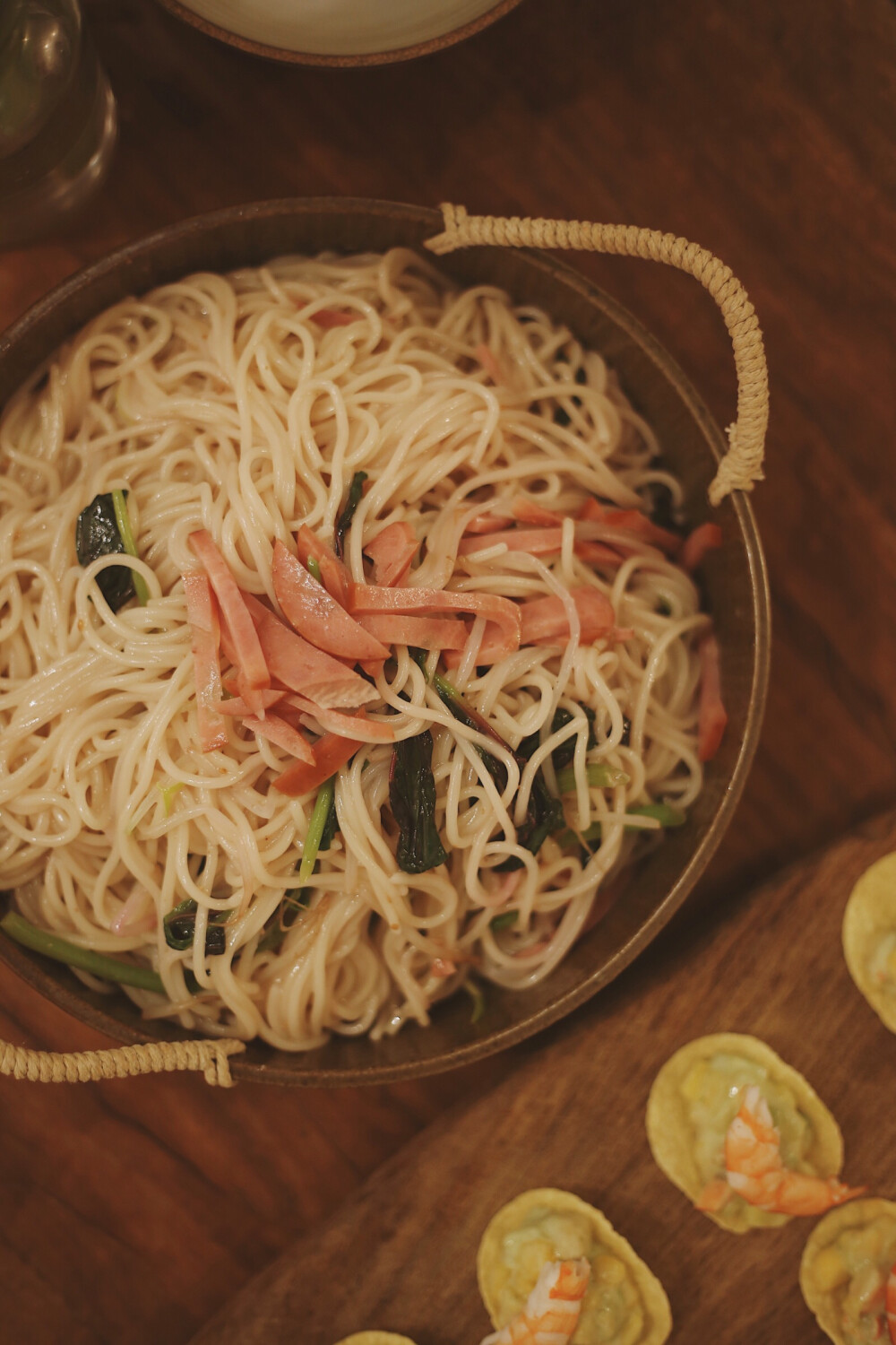 私藏拌面食谱，三分钟快手午餐。
我算是很爱吃面食的南方人，面条方便快捷，做法多样，做主食每天吃都不腻。分享以下三种做法哟！
猪油拌面：
1、面焯熟（水开下锅、沸两轮即熟）
2、趁热加一汤勺猪油、多半勺辣酱、盐和生抽少许，葱花少许。
时蔬凉面：
1、面焯熟（水开下锅、沸两轮即熟）有的面可以看说明书，如何煮。
2、家里当时没有火腿了，菜市场只买到了火腿肠，煎熟切丝备用。
3、苋菜嫩芽过水捞熟，这里用的是绿色那种苋菜，红色的也非常好看。
4、加一勺加热过的色拉油（无味道的盐）把蔬菜、火腿肠（用火腿或salami更好吃啦，培根粒也好吃），加一点盐，日式煎焙芝麻酱，拌匀即可。
很适合夏天哦
高汤面：
这个就简单啦，我每天都会煲汤。面煮熟之后加到高汤里。煮面的时候顺便烫两片叶菜搭配。
tips1：一人食，经常煲汤很麻烦，喝不完浪费的话，可以做一次高汤，用小分装袋或分装盒装好速冻，第二次用的时候直接在锅里化开即可。
tips2：小葱也可以洗净切成葱花速冻储存，分成小袋方便取用哦！
