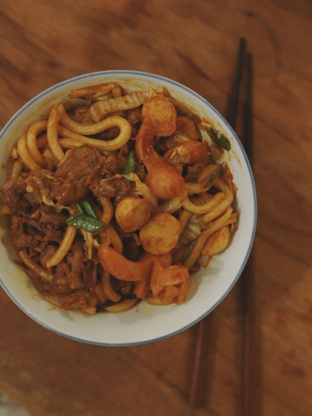 辣炒乌冬面
最近在试拍食谱教程，对我来说还是挺难的，一个人手忙脚乱的我还是比较擅长图片输出和文字。
前些天做的乌冬面教程，缺少字幕和分镜头，不够详细，今天以图文方式再发一次哟。之后每天都会发一条图文食谱。【有疑问的细节可以留言哦】
食材：娃娃菜或辣白菜、乌冬面、火锅料（小香肠、牛肉丸、贡丸等）、韩式辣酱、生抽。
辣炒乌冬面，做法很简单：
1、乌冬面捞熟备用
2、蔬菜和丸子们切块备用
3、锅内加底油，加入葱白煸香，再加入背好的丸子和蔬菜炒至断生，加入乌冬面。
4、加入一勺韩式辣酱，生抽少许，一点点盐（别加多了哦）翻炒均匀即可出锅。
这些食材都很好储存，不一定要用相同的食材，家里的存货都可以用哦，金针菇、腐竹这都可以。
我会继续努力拍视频、学剪辑哒！
@小红叔 @吃货薯