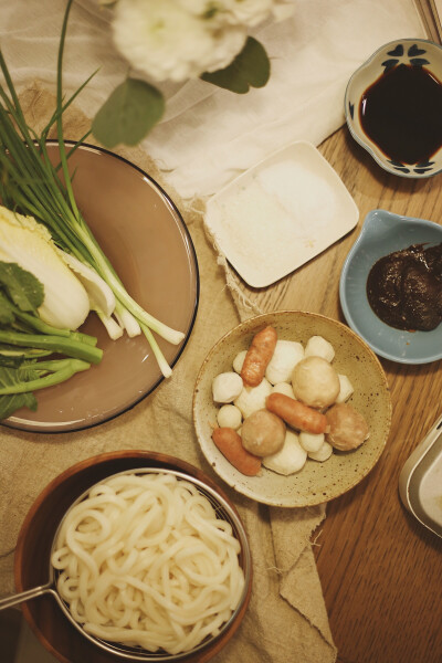 辣炒乌冬面
最近在试拍食谱教程，对我来说还是挺难的，一个人手忙脚乱的我还是比较擅长图片输出和文字。
前些天做的乌冬面教程，缺少字幕和分镜头，不够详细，今天以图文方式再发一次哟。之后每天都会发一条图文食谱…