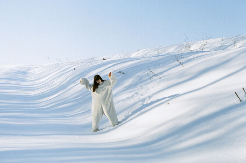 蓝天白雪与光影描绘出的洁净之美
日本造型师山本mana线上画廊SNÖ里的首组作品，由横浪修拍摄，世理奈做model，拍摄地是北海道的东川町。 ​​​