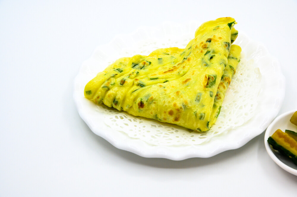 鸡蛋饼 小麦 白面 鸡蛋 蛋 卵 韭菜 葱 黄瓜 萝卜 调料 烤 烤饼 菜饼子 蔬菜饼 蔬菜 食物 食品 面食 小麦制品 美味 品尝 小菜 咸菜 咸 味道 地方 中国 白色背景 焦化 饭 吃 美食 主食 圆形 膳食 熟食 饮食文化 小吃 传统 容器 白色瓷盘 瓷碗 小瓷碗 白色 吸油纸 花样 图案
