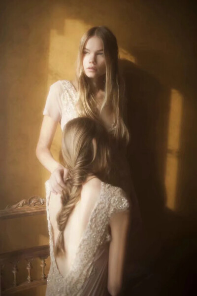 金发女孩的秘密。
摄影：Vivienne Mok