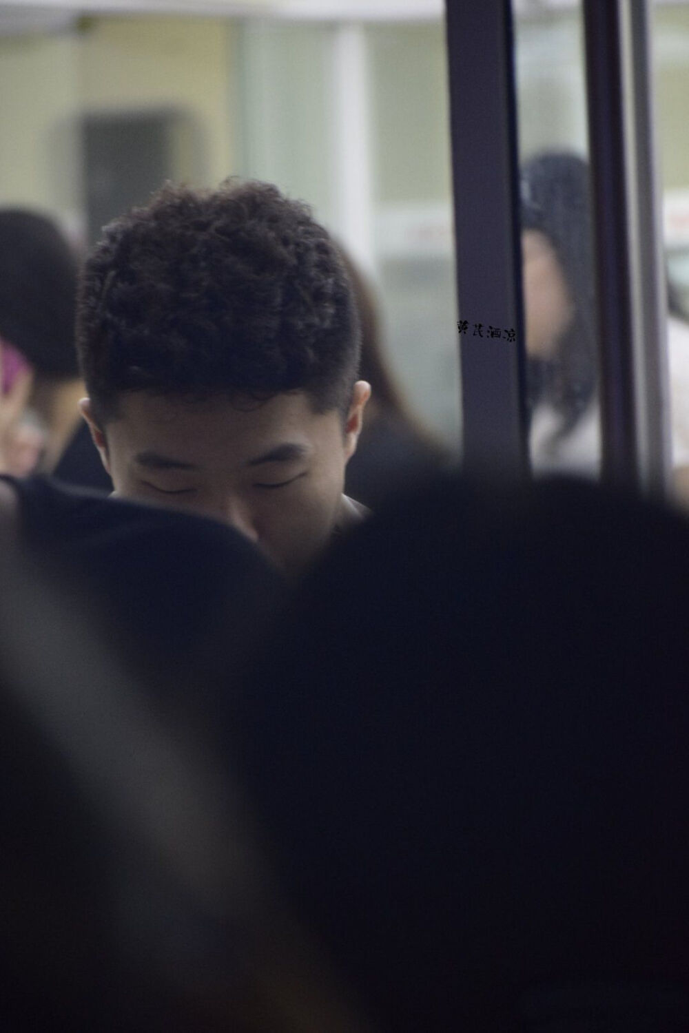 周九良 低头 眼睛