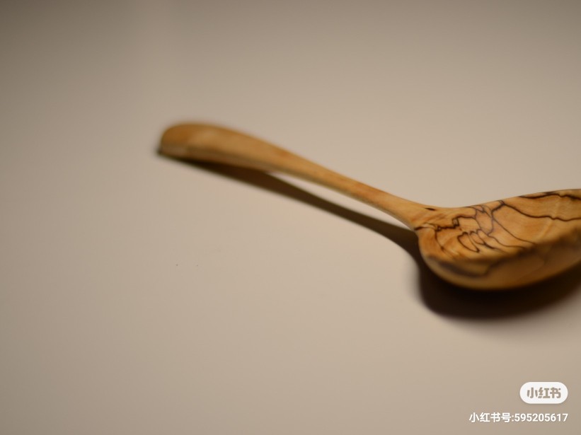 Spalted Maple（渍纹枫木），枫木死去后真菌侵蚀而成，但只是真菌侵蚀却还不够，东北独特的温度和恰当的湿度才使之纹理清晰，蚀而不朽，天成之物非人力所能造就