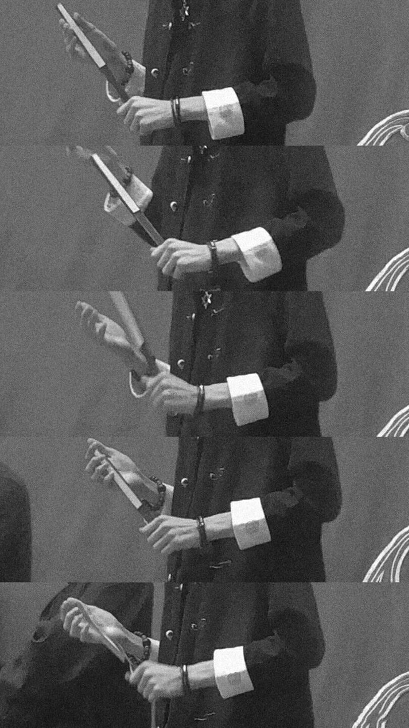 秦霄贤手拿扇黑白滤镜多屏拼接壁纸