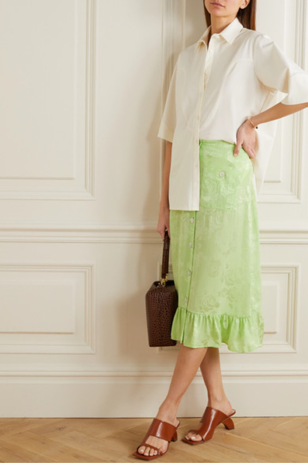 
Art Dealer 创始人 Carolina Cerutti 追忆品牌成长之路，打造出款款具有复古风格的佳作。其中这条 “Zoe” 半身裙以绿色缎布制成，织有浪漫的玫瑰提花，甜美的荷叶边裙摆优雅过膝。