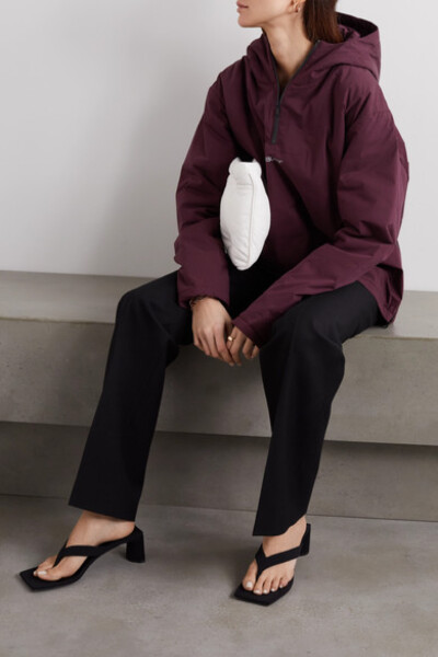 
Yoon Ahn 和嘻哈艺术家 Verbal 是街头风的忠实推崇者，而作为 AMBUSH® 主理人，他们在 2020 春夏季秉承一贯酷帅风格的同时，大胆探索了各式经典实穿的款式。这款防水的外套以酒红色软壳面料制于日本，正面印有白色…