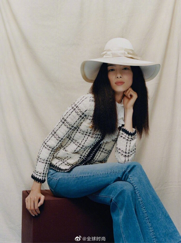 #刘雯美版vogue封面# 《Vogue》美版四月刊选择来自全球的30位超模共同演绎，刘雯也是继2017年后再次登封美版vogue，Kaia ...