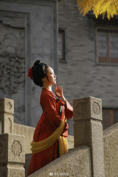 #成都约拍##客片分享#
「
杨家有女初长成，
养在深闺人未识。
」
——————————
摄后@七里的里
妆造@捉住一个小长青
汉服@上遥居汉服
出…