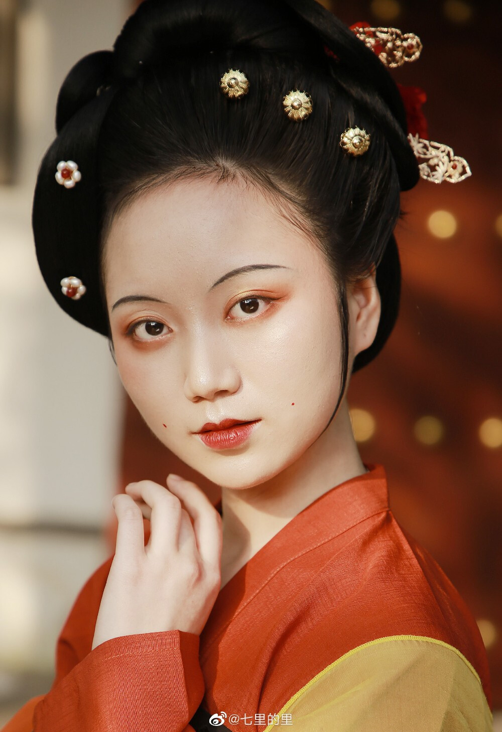 #成都约拍##客片分享#
「
杨家有女初长成，
养在深闺人未识。
」
——————————
摄后@七里的里
妆造@捉住一个小长青
汉服@上遥居汉服
出镜客妹@罂粟星舞
#汉服商拍##汉服约拍#