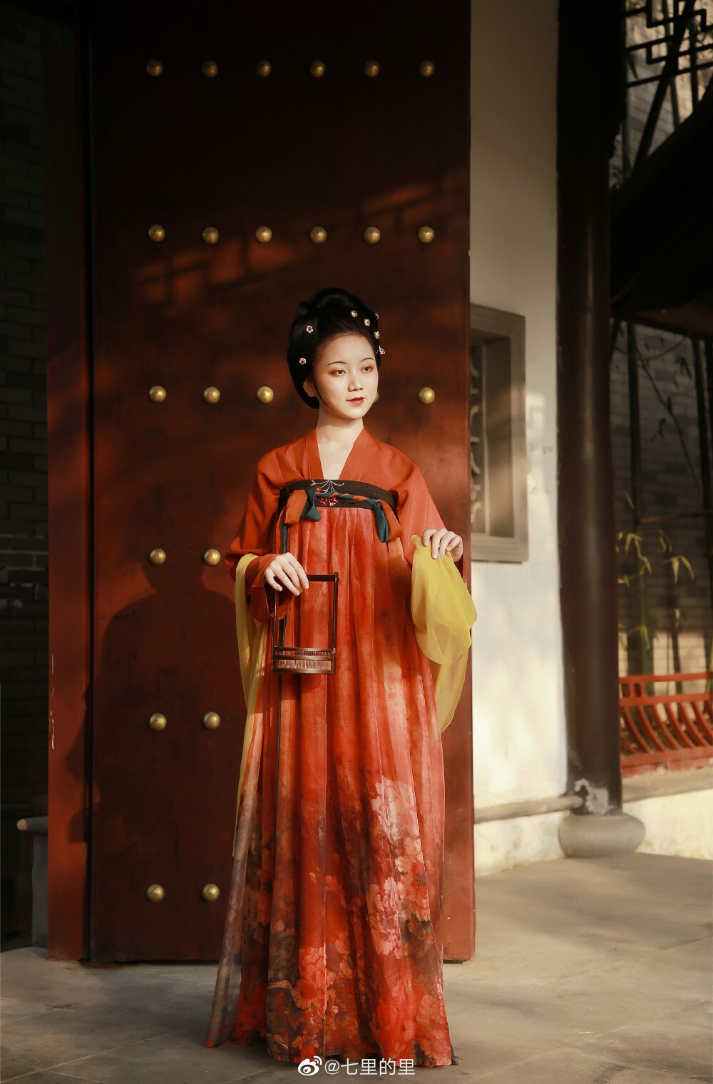 #成都约拍##客片分享#
「
杨家有女初长成，
养在深闺人未识。
」
——————————
摄后@七里的里
妆造@捉住一个小长青
汉服@上遥居汉服
出镜客妹@罂粟星舞
#汉服商拍##汉服约拍#