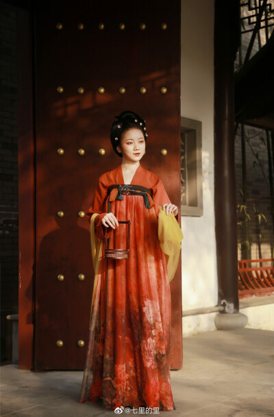 #成都约拍##客片分享#
「
杨家有女初长成，
养在深闺人未识。
」
——————————
摄后@七里的里
妆造@捉住一个小长青
汉服@上遥居汉服
出…