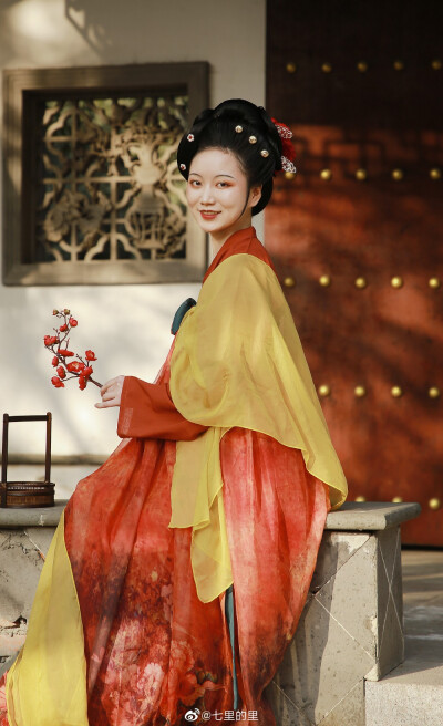 #成都约拍##客片分享#
「
杨家有女初长成，
养在深闺人未识。
」
——————————
摄后@七里的里
妆造@捉住一个小长青
汉服@上遥居汉服
出…