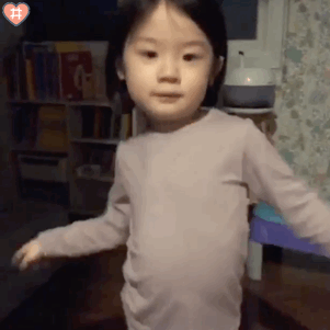 萌娃金雪表情包动图
女鹅跳舞