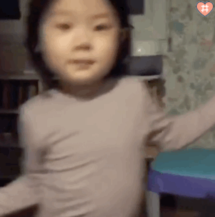 萌娃金雪表情包动图
女鹅跳舞