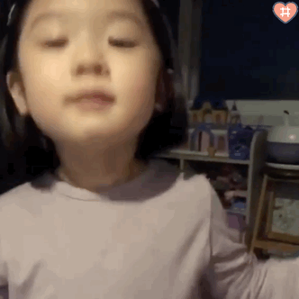 萌娃金雪表情包动图
女鹅跳舞