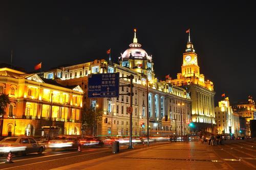 上海的夜景特别的迷人。越来越美、繁华。也说明了祖国的强大，城市在发展。