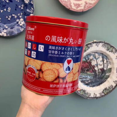 ：【北海道海盐小饼】
【披萨风味】
最健康的美食 ，这个味绝了！是咸香?一点点海盐点缀口感很妙！一吃停不下来！完全不腻！全家人都能吃！铁罐方便保存！完美！