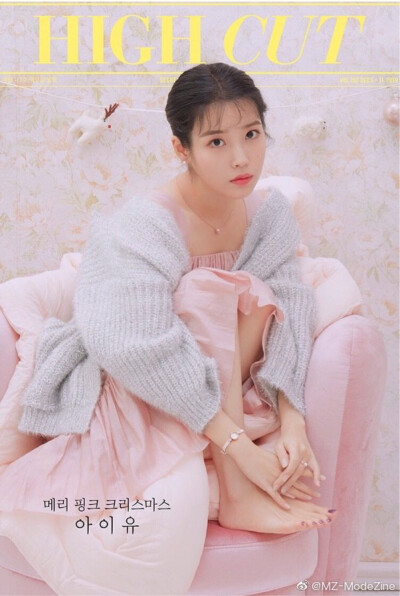 Celebrity｜#iu四月刊封面##杂志大片##IU# IU李知恩for《W Korea》四月号封面，身穿Gucci2020春季秀款西装裤套装，两种不同的色调和搭配，展现出温柔和直率的两面，和谐的色彩像IU的声音一样令人心动。 ​​​