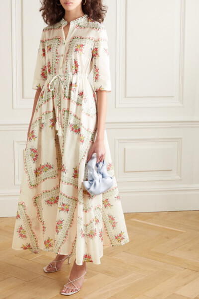 
Tory Burch 2020 春夏系列主打柔美别致、缀饰繁美的作品，这款花卉印花纯棉府绸连衣裙便出自其中。它呈经典的纽扣式衬衫裙型，腰间抽绳可勾勒纤腰。建议搭配细带凉鞋，尽展女性柔情。
