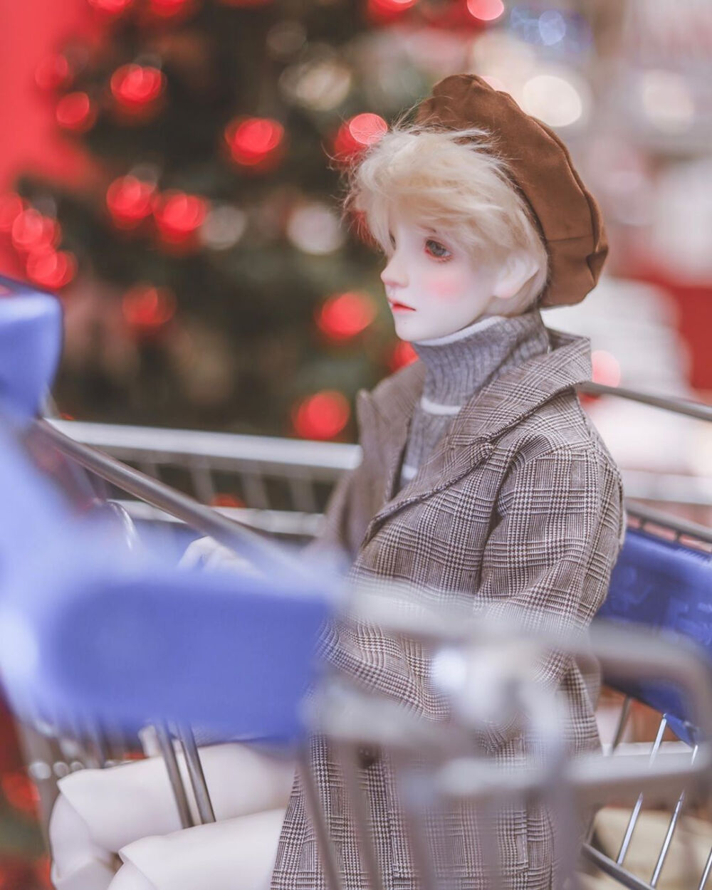 BJD♡
“昨日的你，如今仍可望见，明媚玫瑰下藏匿万千尖刺，想要温柔拥抱，浅笑着的孩童，忘然欢笑的模样” ——金泰亨《inner child》 ​