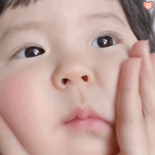 萌娃丸子妹表情包动图
q弹的大肉脸~想捏!