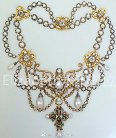 Queen Alexandra's Dagmar Necklace 这条造型华丽且精美的项链出自丹麦皇家宫廷御用珠宝商Julius Dideriksen制作于1863年，是当时的丹麦国王弗雷德里克七世送给自己表外甥女威尔士王妃亚历山德拉的结婚礼物，后来加…