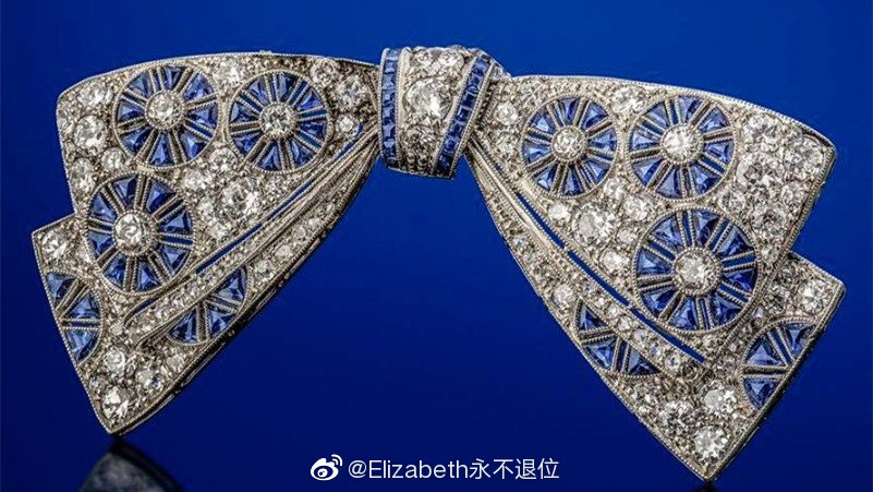 Princess Margaret's Sapphire and Diamond Bow Brooch 这枚蓝宝石配钻石蝴蝶结胸针，是玛格丽特公主在18岁时获得的礼物，具体是谁送给她、出自于哪家珠宝行之手尚且未知。属于典型的早期装饰艺术风格，镶嵌着N颗蓝宝石和小钻石，璀璨耀眼。不过公主佩戴这枚胸针的出镜率特别少，多亏眼神儿好偶然才翻到以下三张佩戴照。玛格丽特公主去世之后，胸针2006年在佳士得拍卖行被第一次拍卖，成交价是4万英镑。2016年4月在索尔兹伯里拍卖会上又被拍了第二次，当时估价只有2万英镑，后续到底拍了多少暂时没看到任何报道。