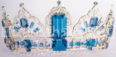 The Brazilian Aquamarine Tiara 这顶海蓝宝石配钻石Tiara最初的版本由加纳德珠宝制造于1957年，它有着一个特别精致的海蓝宝石配钻石底座，顶部还镶嵌着三颗海蓝宝石，世纪六十年代女王佩戴这顶出镜的频率还是蛮高的…