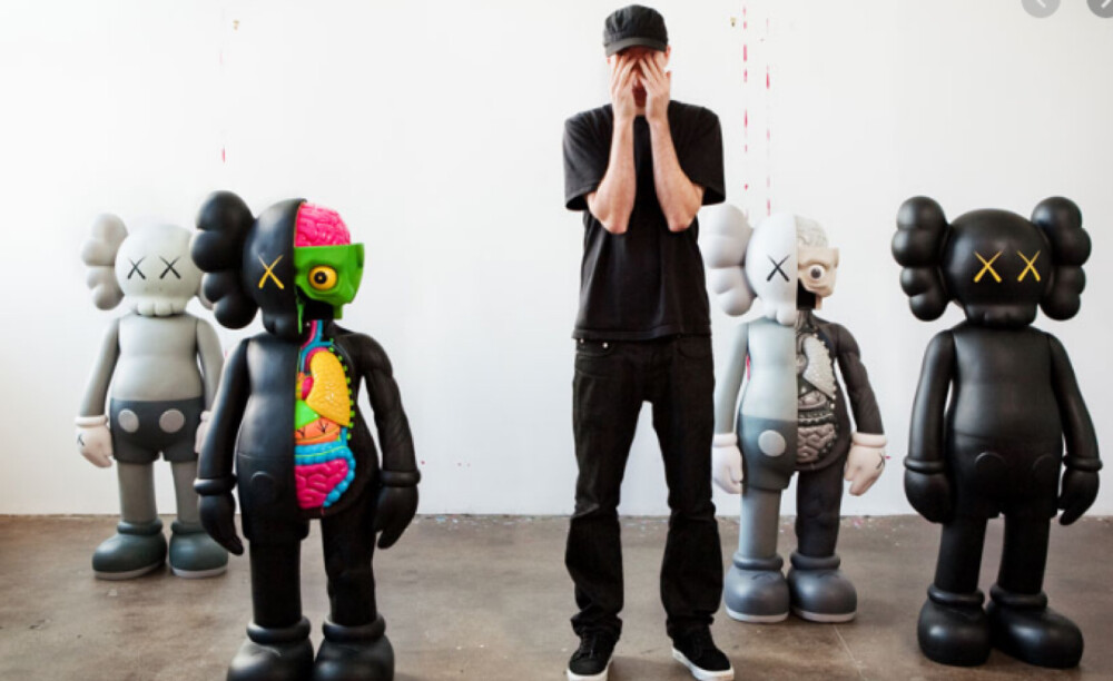 布赖恩·唐纳利（Brian Donnelly），专业上称为Kaws，是美国艺术家和设计师。他的作品包括反复使用一系列形象人物和图案，其中一些可追溯到1990年代他的职业生涯之初，最初以2D绘制，后来以3D实现。他的一些角色是他自己创作的，而其他角色是现有图标的翻新版本。
