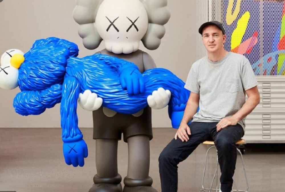 布赖恩·唐纳利（Brian Donnelly），专业上称为Kaws，是美国艺术家和设计师。他的作品包括反复使用一系列形象人物和图案，其中一些可追溯到1990年代他的职业生涯之初，最初以2D绘制，后来以3D实现。他的一些角色是他自己创作的，而其他角色是现有图标的翻新版本。
