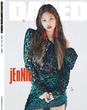 #Jennie韩版嘉人封面#恭喜煎妮成为韩国首位且唯一六大女刊单封满贯艺人 表现力一流新的一年仍然是最bling的时尚风向标