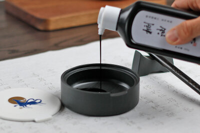 陶瓷盖防墨汁蒸发，反面适合拈笔，更方便清洗