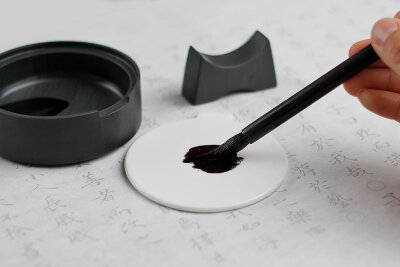 陶瓷盖防墨汁蒸发，反面适合拈笔，更方便清洗