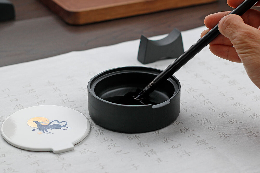 陶瓷盖防墨汁蒸发，反面适合拈笔，更方便清洗